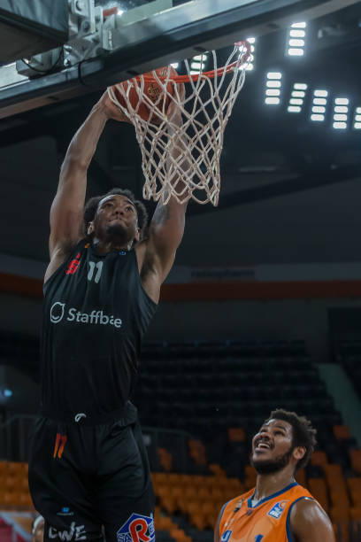 密尔顿在短 密尔顿在短