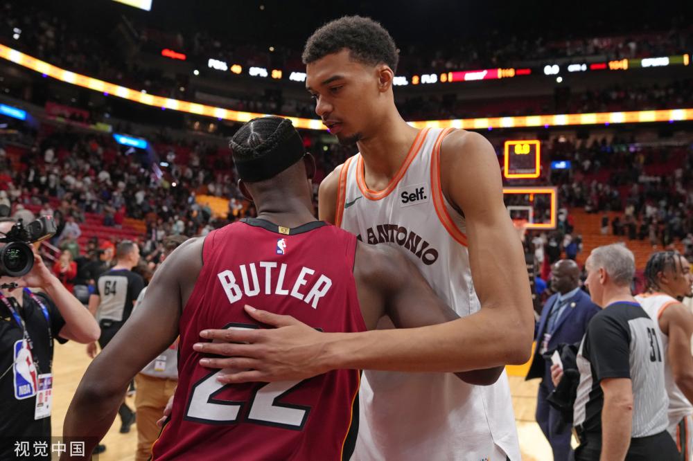 且放白鹿青 且放白鹿青